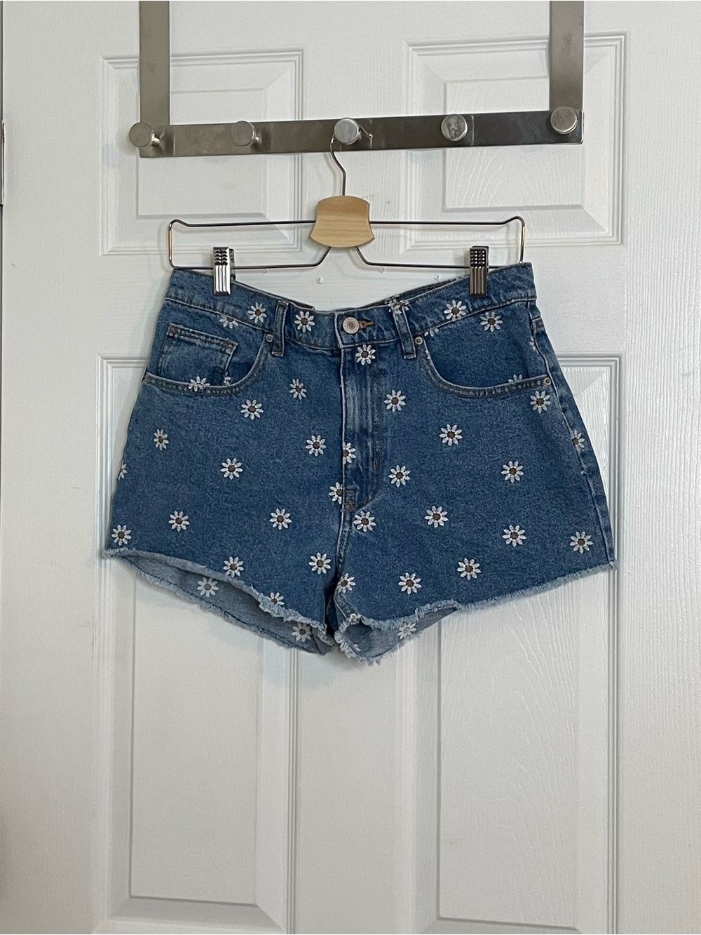 Ardene Daisy Embroidered Blue Denim Shorts Size M/L